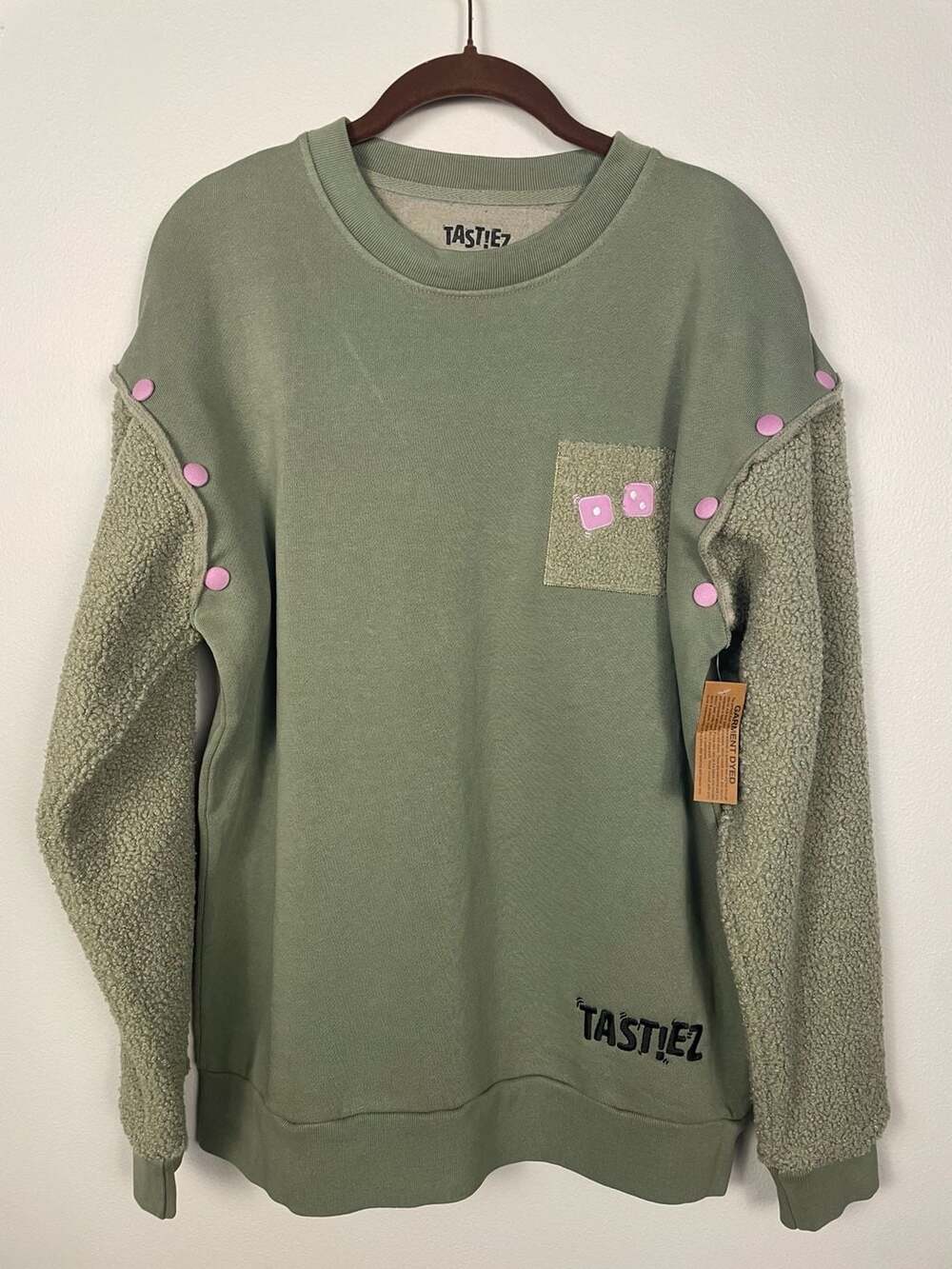 TAST!EZ Crewneck Sweatshirt Streetwear Coquette Olive Fleece with Pink Snaps. Si